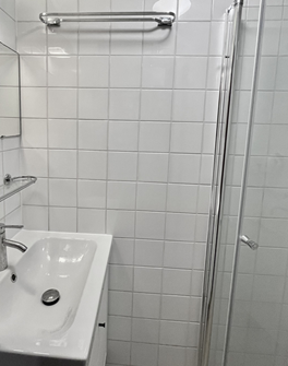 Glazen douchewand en nieuwe wasbak Glazen douchewand en nieuwe wasbak